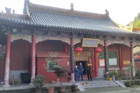 终南山观音禅院，拆除秦岭违建而幸存，制高点上三面佛被移除……