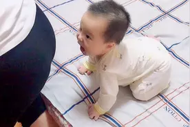 9个月宝宝在床上就不得停住，还要去咬妈妈的屁股，真调皮！视频封面