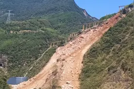 山体滑坡，道路中断，绕道而行，一路风景如画。视频封面