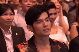 周杰伦的即兴表演，这金曲奖你说拿的值不值(๑>؂<๑）视频封面