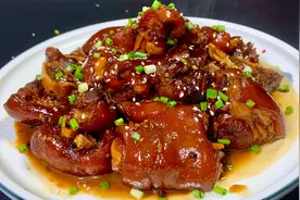 猪蹄想要好吃，糖色很重要，手把手教你红烧猪蹄，学一次就忘不了