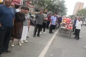 丧葬习俗：老母去世，枪响（唢呐）接女婿家的祭桌！视频封面