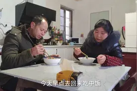 一一爷爷犯慢性胃炎打针有好转，奶奶忙做营养早餐增加体质。