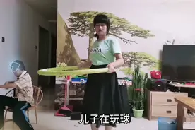 英英带着儿子一起运动。视频封面