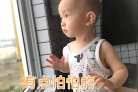 16个月萌娃怕风吹的响声，妈妈只好一步步耐心教你克服心里的恐惧视频封面