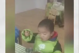 老师以为家长没交餐费，不给孩子吃饭拍视频抱怨！视频封面