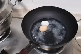 孕五个月的大琳琳半夜饿了，偷偷煮鸡蛋回卧室吃，生怕被婆婆发现视频封面