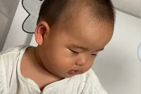 睡觉突然自己坐起来了，咱也不懂这是睡醒了，还是梦游呢，看完哟视频封面