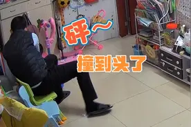 关于一个还不会说话的宝宝，如何跟妈妈解释自己撞到头这件事视频封面