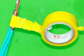 这才是撕电工胶布的正确手法，很多水电工撕完后，皱巴巴的不能用视频封面