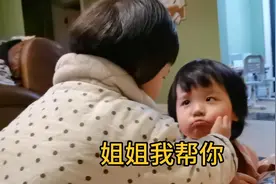 双胞胎团结时有多逗？妹妹帮姐姐出头对抗宝爸，大宝表现小鸟依人视频封面