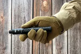 甩开仅30厘米的小甩棍，小棍子便携更好把玩，破窗防身皆可胜任视频封面