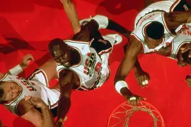 乔丹奥运赛场表演的逆天滞空，对手都看傻了，这是开挂了吧视频封面