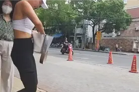 这个小女孩穿着短背心，由于皮肤不白，显不出性感，但是很漂亮视频封面