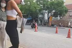 这个小女孩穿着短背心，由于皮肤不白，显不出性感，但是很漂亮视频封面