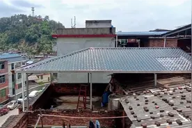 民房屋顶3坡3脊瓦片终于盖好，小伙分享好多盖瓦小细节