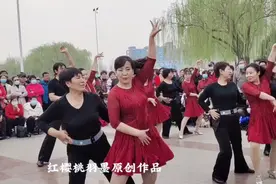 广场上大妈大叔们的吉舞风采！真棒！吉特巴广场舞