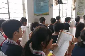 拍毕业照了，意味着我们就要初中毕业了视频封面