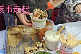 东北胖姑娘夜市走一趟。油炸臭豆腐很有名。烤鸡排是特色。有食欲视频封面