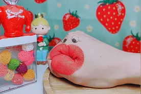 花五块钱给果子买了个奥特曼糖果机，里面是树莓软糖，好好吃呦