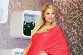 帕丽斯·希尔顿（Paris Hilton）新年礼服秀！视频封面