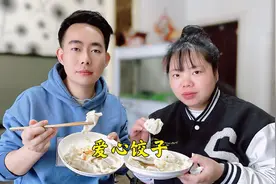 临产妻子想吃饺子，老公现学包饺子煮给她吃，这就是平凡的爱情吧视频封面