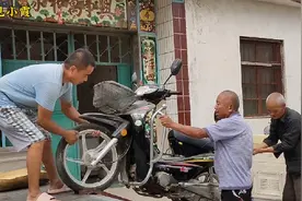 小罗下乡收废品，400元买辆崭新的大阳弯梁摩托，卖二手值多少钱视频封面