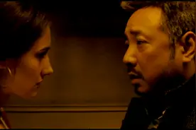 两人在火车上玩泰坦尼克号，结果下一秒惊呆了…视频封面