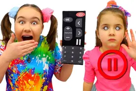 这是一个神奇的遥控器，按下按钮就会暂停，小女孩玩的太开心了视频封面