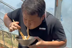 天气太干旱大脸早上8点去浇蒜，12点半浇完直接在地头吃饭，真热视频封面