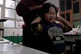 每天都是这样，照顾三个孩子虽然很累，但是值得，加油吧中年妇女视频封面