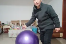 双腿夹瑜伽球，练习大腿内测肌肉视频封面
