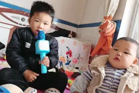 三岁哥哥一唱歌，一岁弟弟就动起来了，哈哈，镜头感不错视频封面