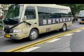 消防英雄毛景荣烈士魂归故里，泪迎英雄回家。视频封面