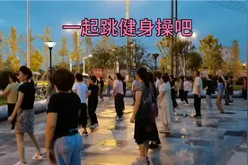 傍晚时分，小区一角广场舞跳起来！增强体质～释放压力～美了心情