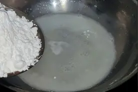 木薯淀粉倒入滚烫的牛奶中，不用醒面，每个香甜Q弹，每周吃8次