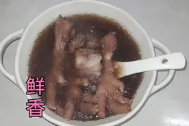 广东煲汤:黑豆鸡脚汤口感鲜香软烂，健脾固肾又营养，老少皆宜