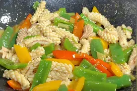 为什么你炒的鱿鱼又老又韧不好吃？很多人都做错了，教你正确做法视频封面