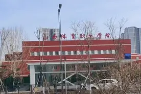 太原南城突变，被摩天楼群裹挟的山西体育职业学院，未来命运堪忧视频封面