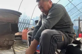 准备一桌菜，一盆牛骨头，清煮猪蹄，家人吃的香，大哥看着高兴视频封面