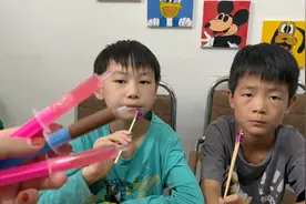 宝贝们针管糖爱吃吗？弟弟想吃巧克力口味的，哥哥想吃草莓味的！视频封面