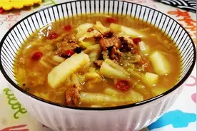 分享猪肉酸菜炖土豆的做法，吃一次就让你回味无穷，汤泡饭特过瘾