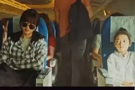 女孩墨镜不小心掉落，看到飞机上所有人的死亡影子。视频封面