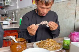 医生让河帮先吃点药观察两天，河帮听说没事，干两个鸭腿一份炒面视频封面