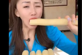 美女吃货就爱吃 一天不吃 浑身难受 怎么吃都吃不胖的身材 愁阿？视频封面