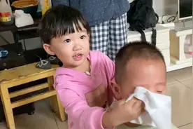 老公3岁的妹妹给儿子擦眼泪，儿子却越哭越厉害，仔细一看无语了视频封面