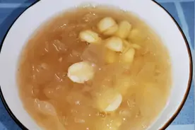 秋天的第一碗雪耳莲子糖水，润肺清燥，做法简单，大人小孩都爱喝