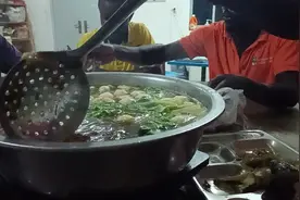 非洲员工喜欢吃火锅，他们可以用筷子吃饭视频封面