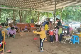 农村生活，早上孩子们跟叔叔在一起玩耍。视频封面