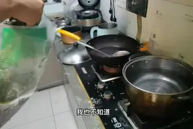 疫情期间儿子咳嗽，去不了医院，在家用艾草生姜煮水给儿子泡澡视频封面